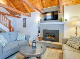 Cozy Tuftonboro Home with Deck - Walk to Beaches!，位于Center Tuftonboro的酒店