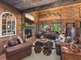 Beary Luxe - Brand New Arcade Pool Spa Retreat，位于Cove Creek Cascades的酒店