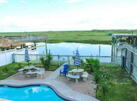 Pool with Canal views Minutes 2 beach BBQ Pit，位于帕德雷岛的酒店