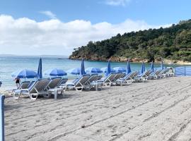 Le Lavandou Pramousquier Villa Entière Plage Accès Direct et Piscine Collective ouverte du 1er mai au 30 septembre Clim Wifi，位于勒·雷约尔·卡纳德尔·苏尔的酒店