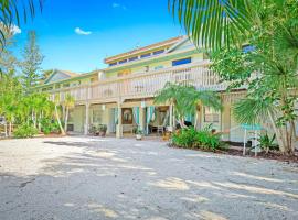 Newly remodeled 8-steps to sand path of Beach!，位于西耶斯塔岛的酒店