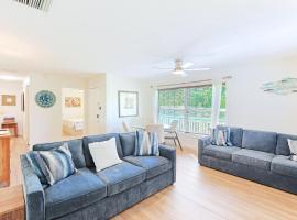 Newly remodeled 8-steps to sand path of Beach! Unit A，位于西耶斯塔岛的酒店