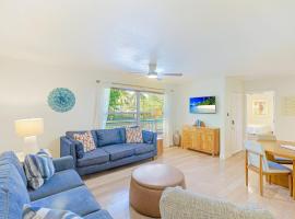 Newly remodeled 8-steps to sand path of Beach! Unit D，位于西耶斯塔岛的酒店