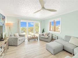 Oceanview Penthouse, in VIllage, 30-steps to Best Beach, Tiki-Bar, Free Bikes and Paddle-boards!，位于西耶斯塔岛的酒店