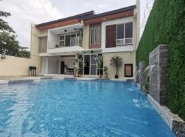Newly Built Private Villa with Pool in Cainta，位于Cainta的酒店