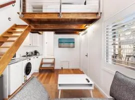 Cosy Loft Apartment in Mermaid walk to Beach