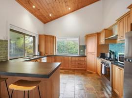 Embrace Nature's Beauty in Ferny Creek，位于Ferny Creek的酒店