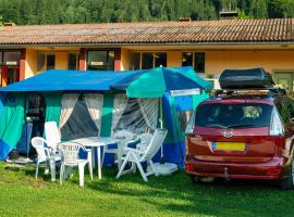 phoenix glamping at camping Lampele，位于Altossiach的露营地