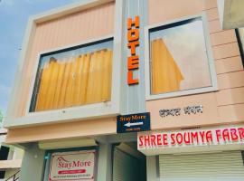 StayMore Premium Rooms and AC dorm，位于Maheshwar的酒店