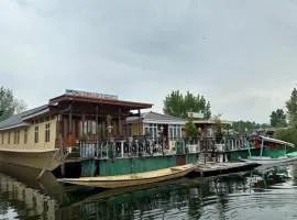 Movie land group of house boats