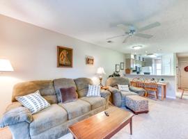 Little River Condo with Pool Access 5 Mi to Beach，位于利特尔里弗的酒店