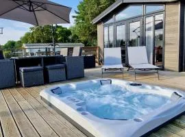 Rolo's Lakeside Lodge With Hot Tub at Tallington Lakes