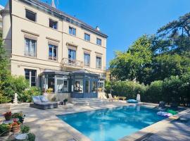 Rare en Ville - Chateau GrandClement Privé pour 6 à 10 personnes - Piscine et Parc Verdoyant，位于维勒班的酒店