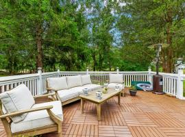 Tree Canopy Oasis，位于East Quogue的酒店