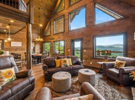 Breathtaking View Mountain Lux Games Pool Theater，位于Cove Creek Cascades的酒店