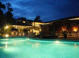 Inika，位于Ponnampet的带泳池的酒店