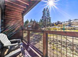 Tahoe Donner Studio with Private Balcony!，位于特拉基的酒店