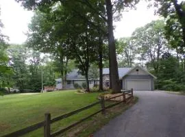 Peaceful Forested 5 Bdrm Near Lake sleeps up to 16