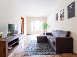 Espaçoso com 2 Quartos, bem tranquilo c/ varanda!，位于波苏斯-迪卡尔达斯的酒店