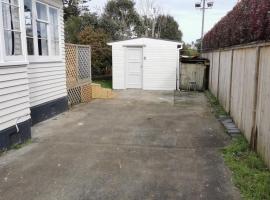 2 Double Beds including 1 Sofa Bed Garden Chalet, 14 Phyllis St, Mt Albert, Auckland，位于奥克兰的小屋