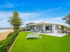 Wamberal Beach(shares with Terrigal Beach)Terrigal Beach SummerBelle Beachfront House，位于瓦布利尔的酒店