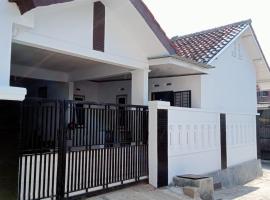 Homestay Black&White，位于Sangkanurip的酒店