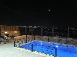 شاليه ومزرعة ذات اطلاله خلابه مع مسبح خارجي，位于杰拉什的酒店