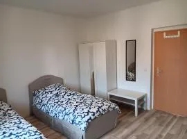 Apartmenthaus am Leuna Werk Ideal für Monteure 3 Zimmer Apartment mit Küche, Waschmaschine, Bad, Flat TV, WiFi, usw