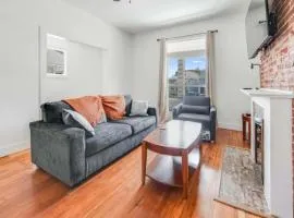 Cozy 1st-Floor Flat 2BR Backyard Free Parking