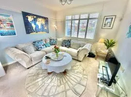 Three Bed Detached Home - Large Garden - Hot Tub - Free Parking - Close to Beach!