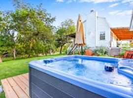 Happiness Ranch - Pecan Tree House，位于Blanco的酒店