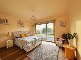 Oceanview 4B2B Two-story House with Big Balcony!，位于Frankston South的酒店