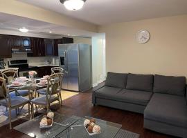 Book This Entire Relaxing Walkout Basement on Yonge Street With Pond View，位于列治文山的酒店