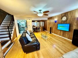 LGA airport 3 mins, 3 BR Duplex House, Parking and private backyard, 9mins subway!