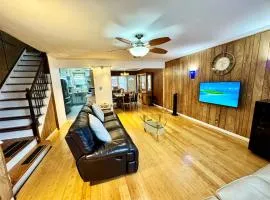 LGA airport 3 mins, 3 BR Duplex House, Parking and private backyard, 9mins subway!