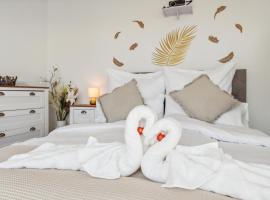 Business I Family Apartment I 1-4 Personen - Aare Blick, nahe Altstadt I Beamer - 99" Leinwand I Terrassen Lounge und Parkplatz，位于布鲁格的酒店