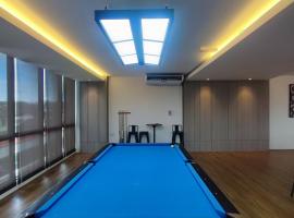 Kuching Near GalaCity Armadale Residence Apartment，位于Kampong Tabuan的带按摩浴缸的酒店
