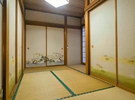 Tatami House 3minutes from Keisei Usui Station 30minutes from Narita Airport 58minutes from Asakusa 49 minutes from Oshiage 65minutes from Ginza，位于佐仓市的酒店