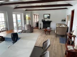 Emerald Tide Retreat，位于Hog Bay的酒店