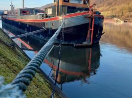 Une perle ! Péniche complète pour 8 sur la Meuse, région Namur，位于Andenne的船屋