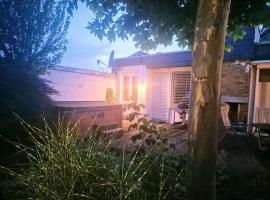 Bungalow, Uneinsehbar, 8 Personen maximal, 3 Personen oben, 5 unten，位于埃施伯恩的带泳池的酒店