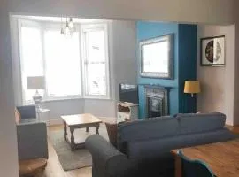 Gloucester Rd 2 mins away - Fab, new, trendy house