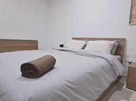 Spacious Getaway in Attard with Terrace & Garage，位于阿塔德的酒店