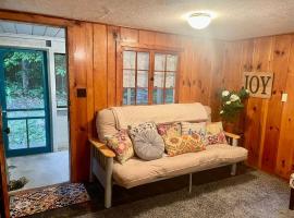 The Good Life Cabin - Close to Mackinac Island，位于Carp Lake的酒店