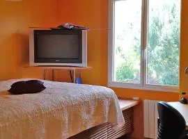 Chambre, avec accès à la cuisine, et au jardin calme