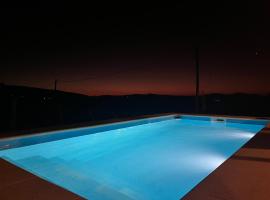 Villa Serrana Caba&ntilde;a Tata Ruben y Olga 2dormitorios，位于塞拉纳镇的带泳池的酒店