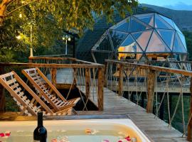 Glamping EmeralD，位于卡兹贝吉的酒店