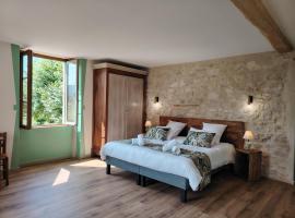 Gîtes et Chambre d'Hôtes Le Vieux Chêne，位于Lhuis的酒店