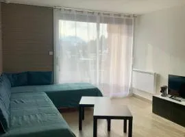 Studio chaleureux et lumineux