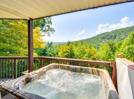 Mountain Cabin with Hot Tub and Fire Pit!，位于布莱尔斯维尔的酒店